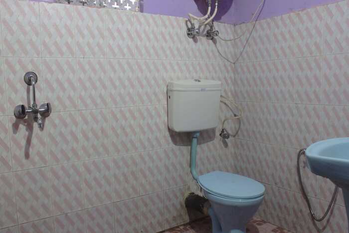 Decent size bathroom of our lamahatta druk homestay, it has a western toilet, shower and geyser or water heater